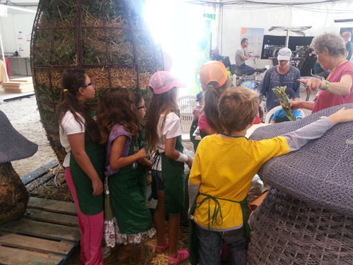 Atelier pédagogique - Remplissage des Matières végétales par les enfants