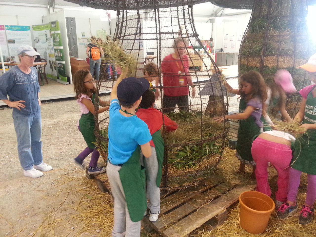 Atelier pédagogique - Remplissage des Matières végétales par les enfants