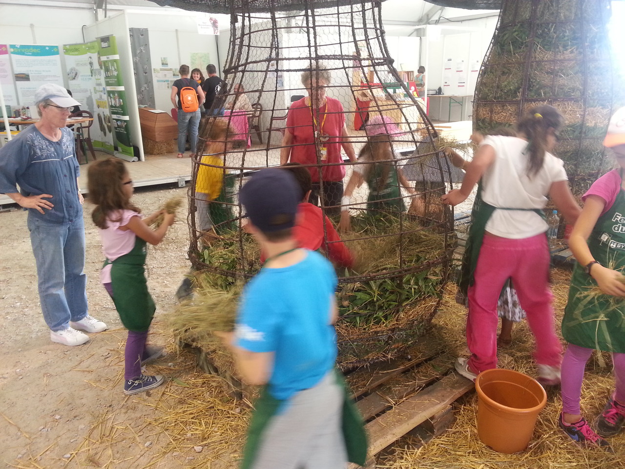 Atelier pédagogique - Remplissage des Matières végétales par les enfants