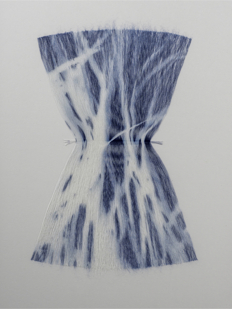 Fadenskulptur III, 2022 | Cyanotypie auf Jacquardstoff 15 x 26 cm, Unikat