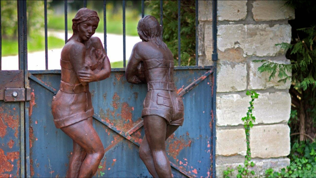 Nicole Brousse -"les commeres"sculptures de femmes resine ou bronze, couleur au choix-renseignements galerie Gabel-Biot-Antibes