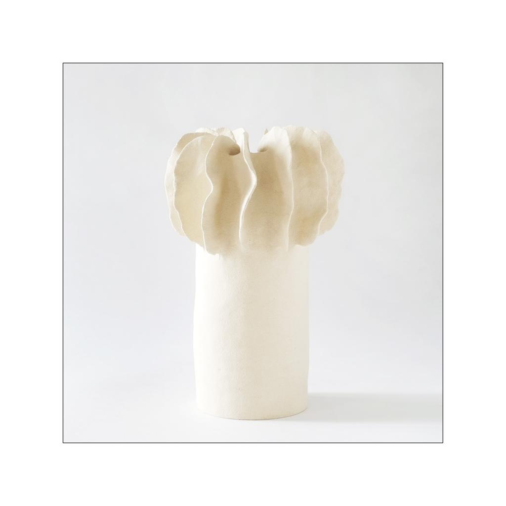 Almerinda Gillet, Grès chamotté blanc, Intérieur émaillé . Céramique 16X25cm . Galerie Gabel, Biot