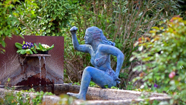 Nicole Brousse -femme bleue-sculptures de femmes resine ou bronze, couleur au choix-renseignements galerie Gabel-Biot-Antibes