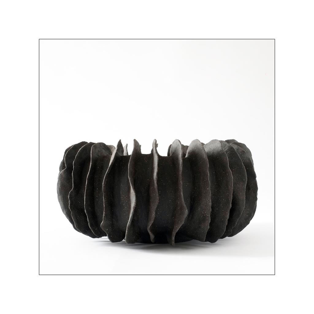 Almerinda Gillet, grès chamotté blanc, Intérieur émaillé . Céramique25X12cm . Galerie Gabel, Biot