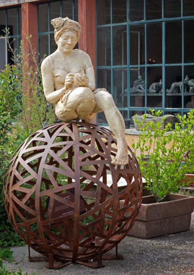 Nicole Brousse -sculptures de femmes resine ou bronze, couleur au choix-renseignements galerie Gabel-Biot-Antibes