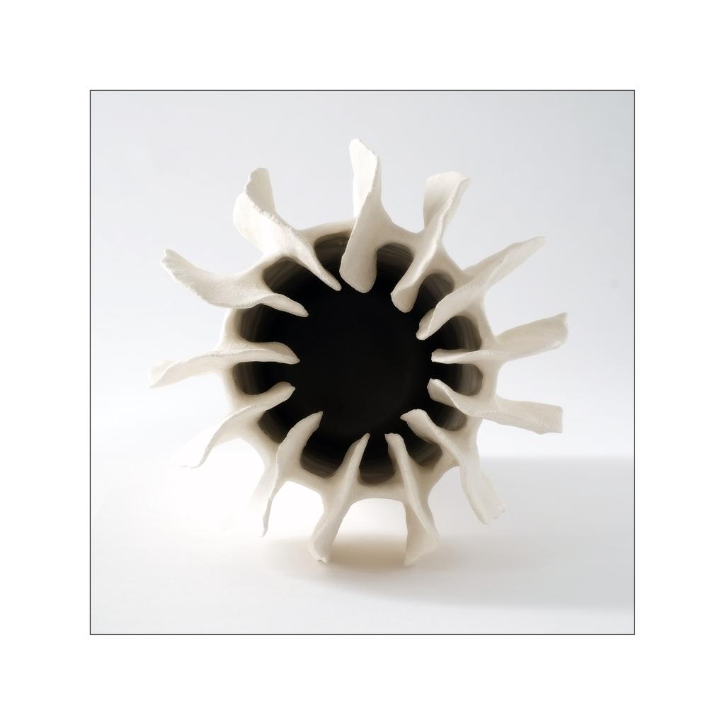 Almerinda Gillet, Grès chamotté blanc, Intérieur émaillé . Céramique 16X25cm . Galerie Gabel, Biot