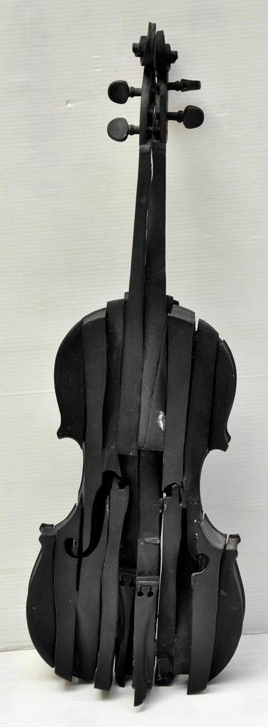 Arman: sculpture en résine noire, numérotée 74/100, signée.Cachet résine O.Aligon Art sous plexiglass. galerie d'art côte d'Azur-Biot
