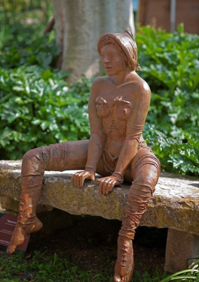Nicole Brousse -"Attentive"Femme assise-sculptures de femmes resine ou bronze, couleur au choix-renseignements galerie Gabel-Biot-Antibes