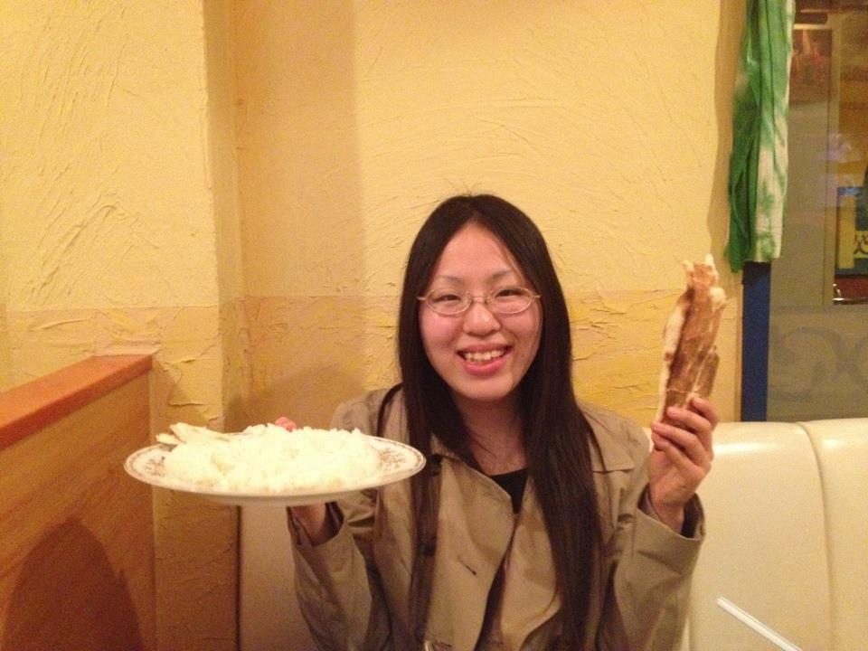 コメとナンを喰らう娘　彩夏