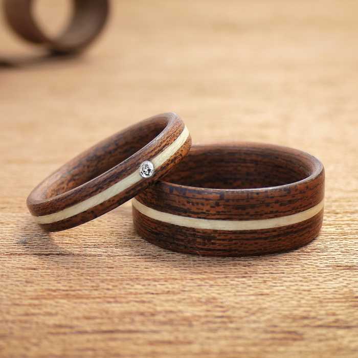 Holringe Mahagoni mit Ahornholz-Inlay + 1 Kristall