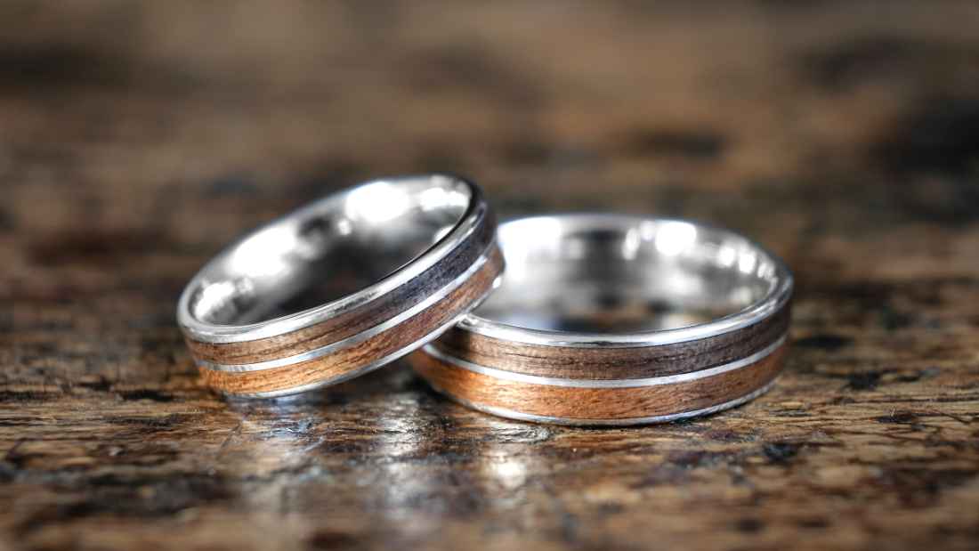 Eheringe aus Silber & Holz - Silberringe mit Mittelsteg & 2 Hölzer