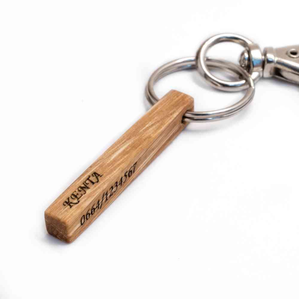 Schlüsselanhänger aus Holz mit Namensgravur