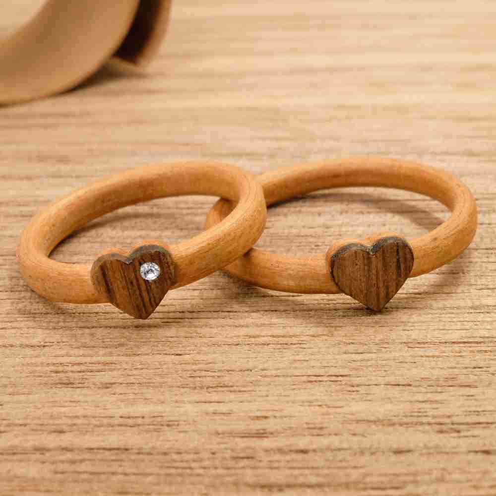 Holzringe aus Kirsche mit Walnussherz. Verlobungsringe aus Holz