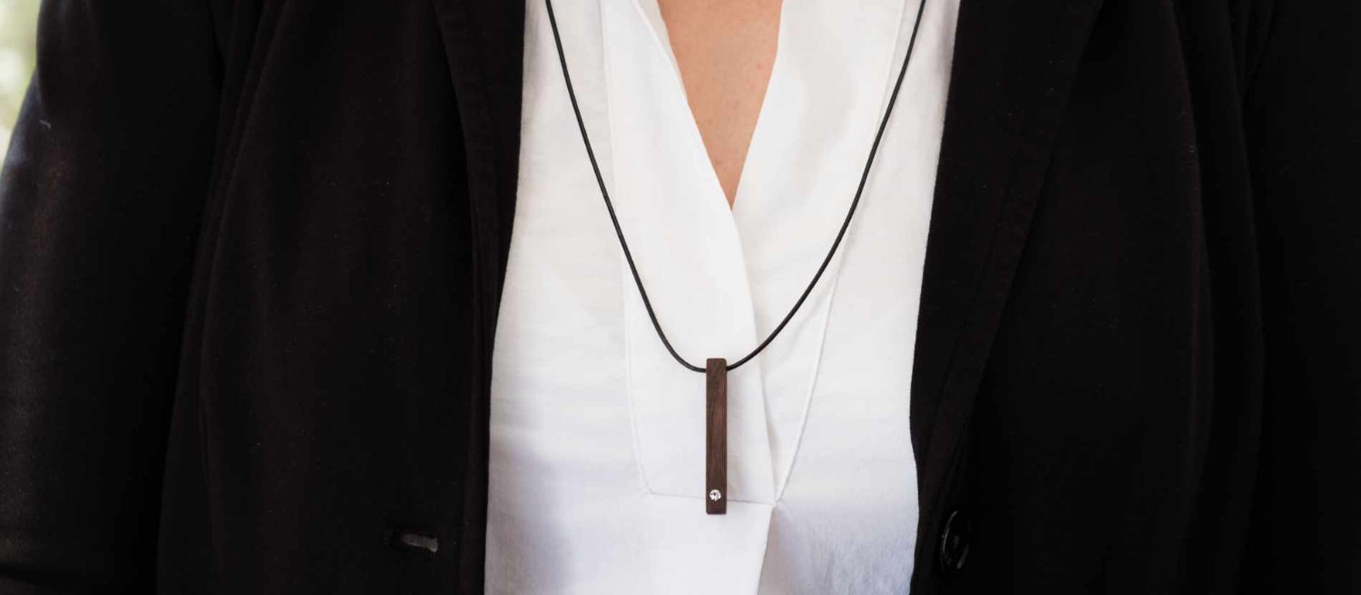 Lederhalsband mit Nussanhänger & 1 Kristall