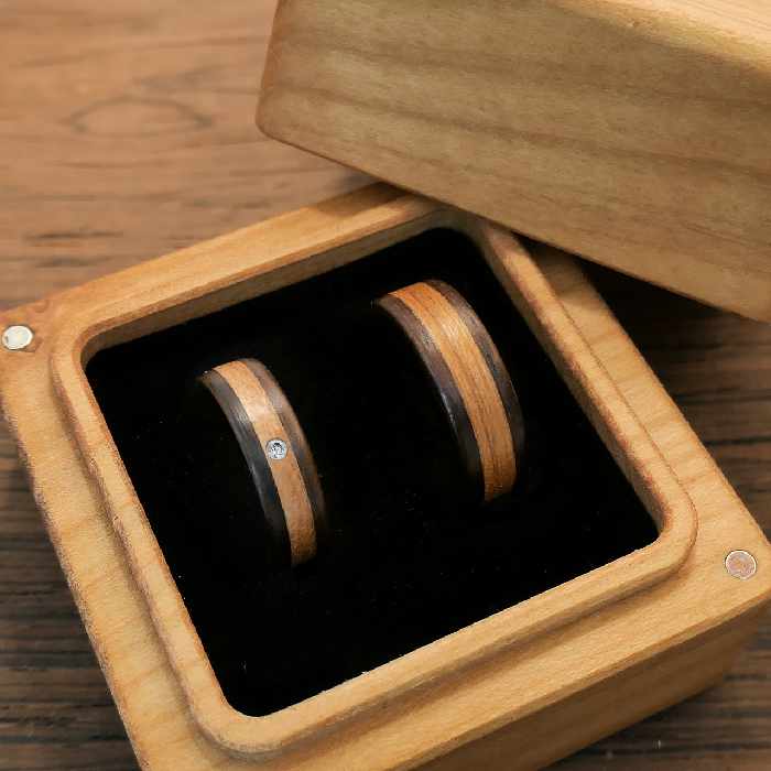 Eheringe aus Palisander + umlaufender Kirschlinie in Ringbox aus Kirsche