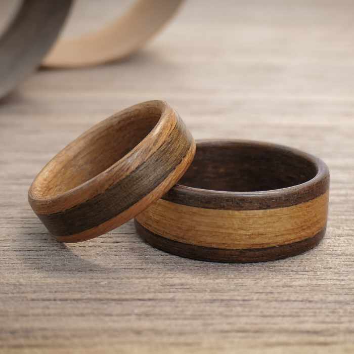 Zwei Ringe aus Kirsche & Nuss mit breiter Linie jeweils aus dem anderen Holz