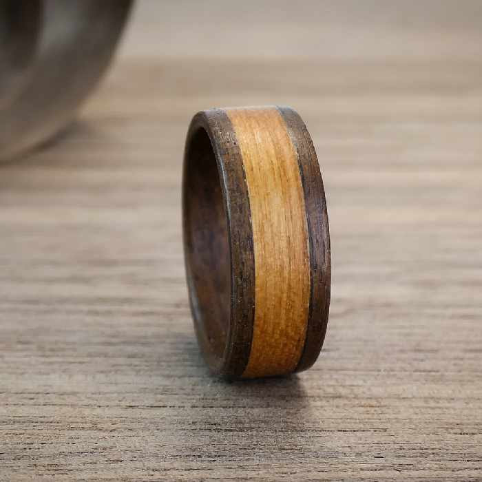 Nussring mit breiter Linie aus hellem Kirschholz