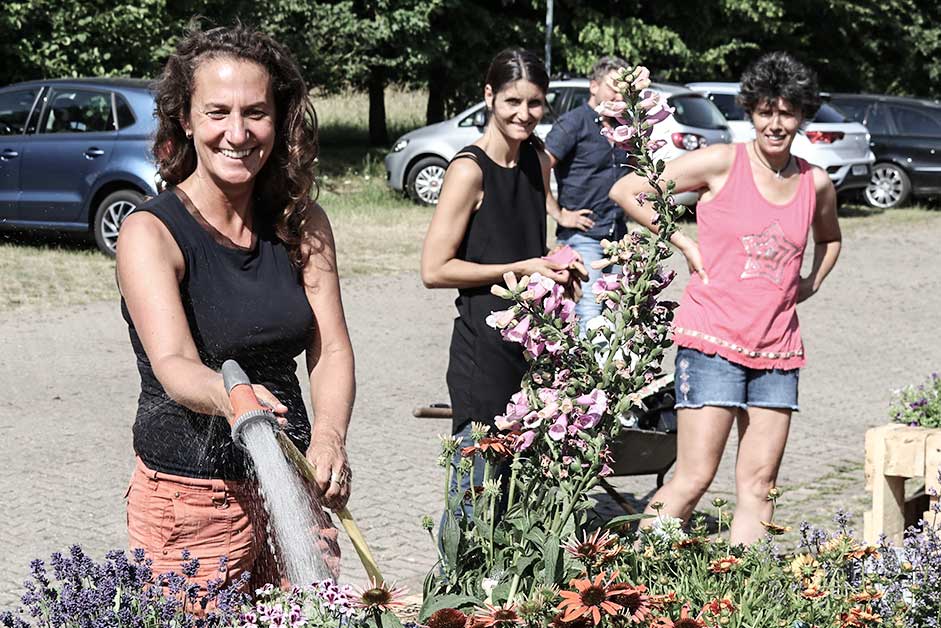 Gartenarbeit - jeder packt mit an