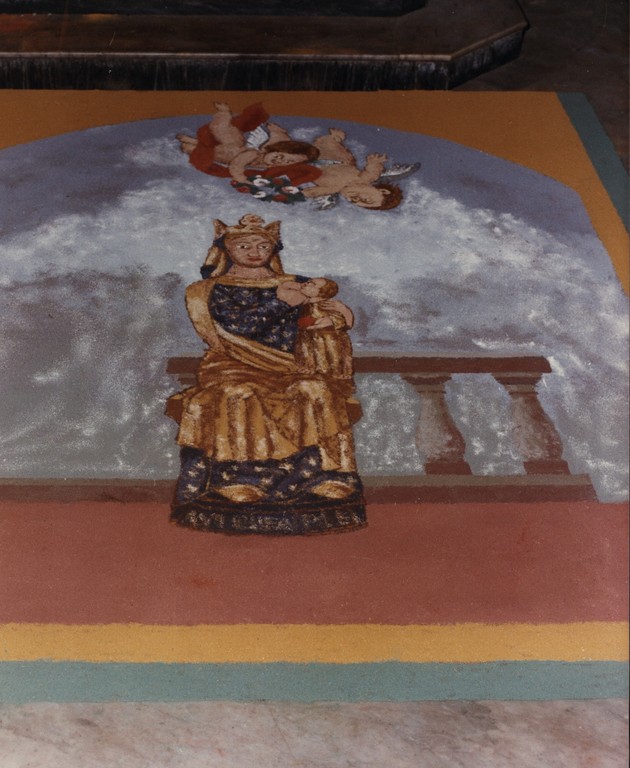 L'ASSUNTA, tappeto policromo (segatura mista a tempera in polvere) Basilica di S. Maria a Pugliano, 1985, Ercolano (Napoli)