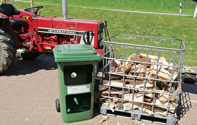 Traktor mit Holztonne zum Stapeln von Brennholz