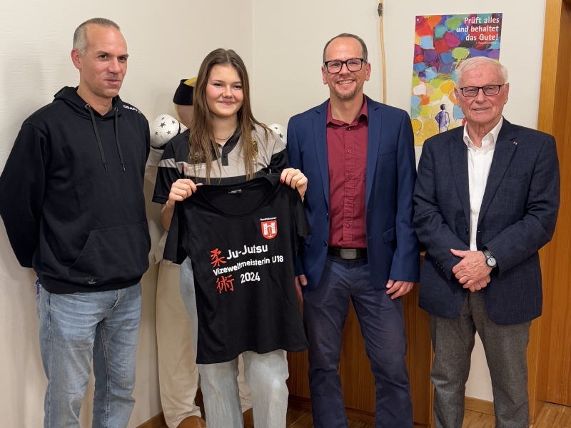 Kim Wörner für WM-Silber in Renfrizhausen geehrt…………………