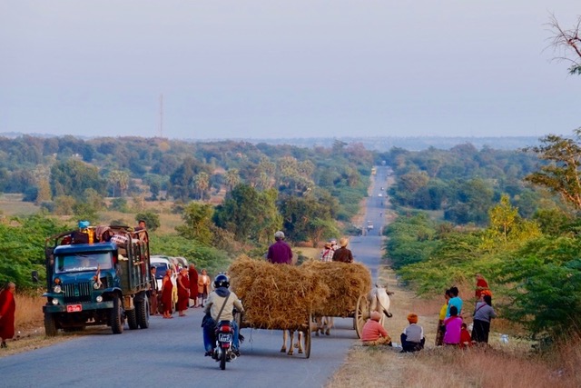 Myanmar, Landstrasse, Ochsenkarren, Verkehr