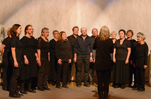 Heidi der Volksliederchor Braunwald umrahmte das Theater musikalisch