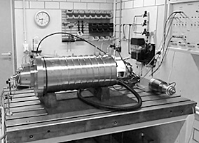 Spindel liegt auf einem Wartungstisch und ist an verschiedenen Kabeln angeschlossen