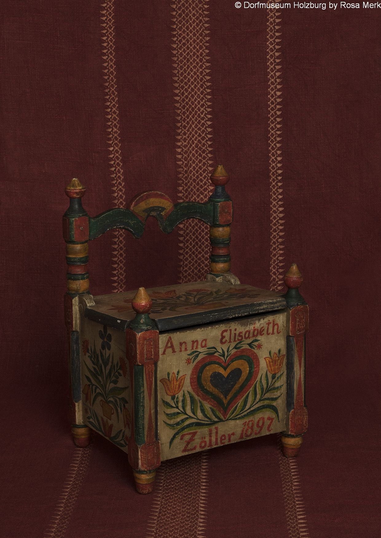 Salzkasten, 1892, Holz, bezeichnet „Anna Elisabeth Zöller 1892“, farbige Bemalung mit Herz und Tulpenmotiven