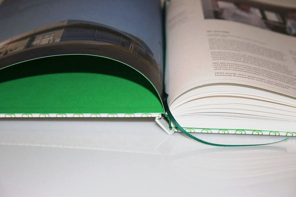 Hardcover-Buch mit Fadenheftung und Lesezeichen