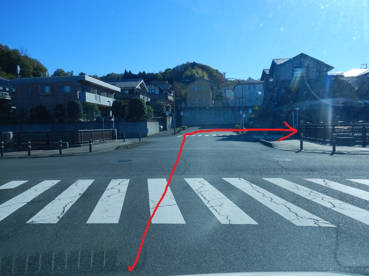 すぐに兵衛川の橋が見えますので、橋を渡りすぐ右に曲がります。