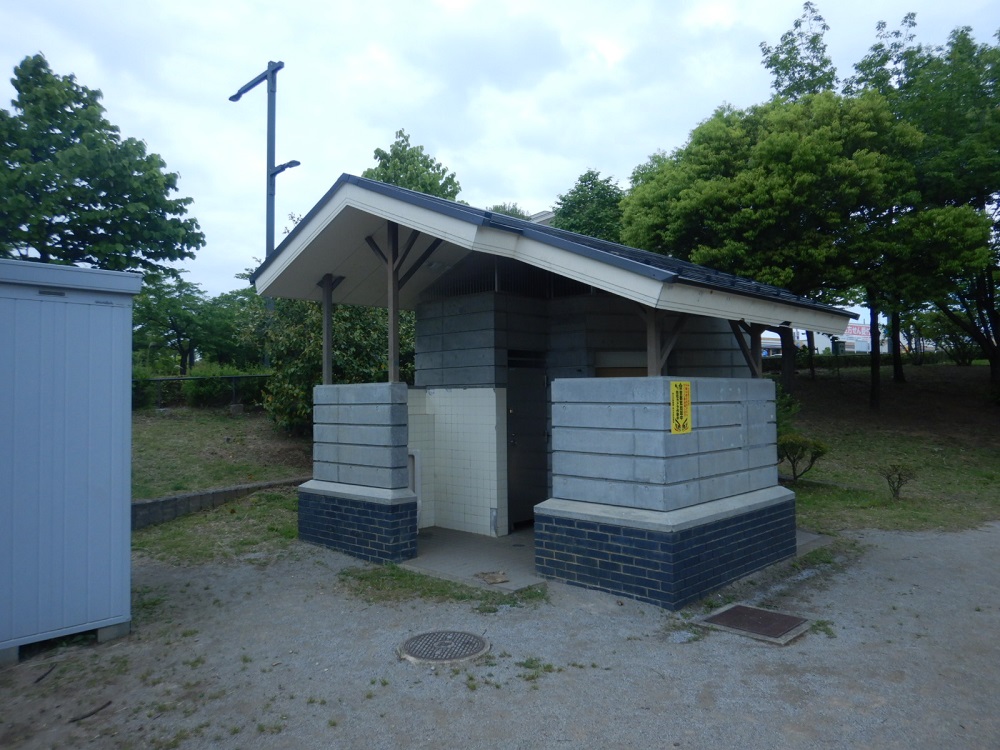 みなみ野かしのき公園のトイレ棟