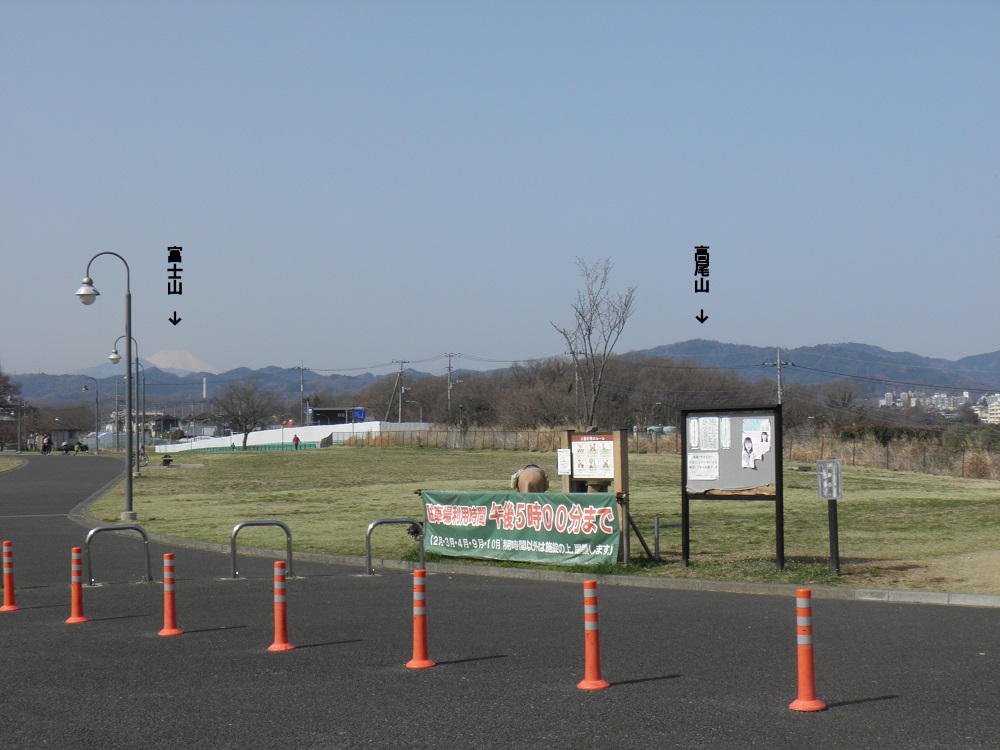 北棟管理事務所から見た高尾山