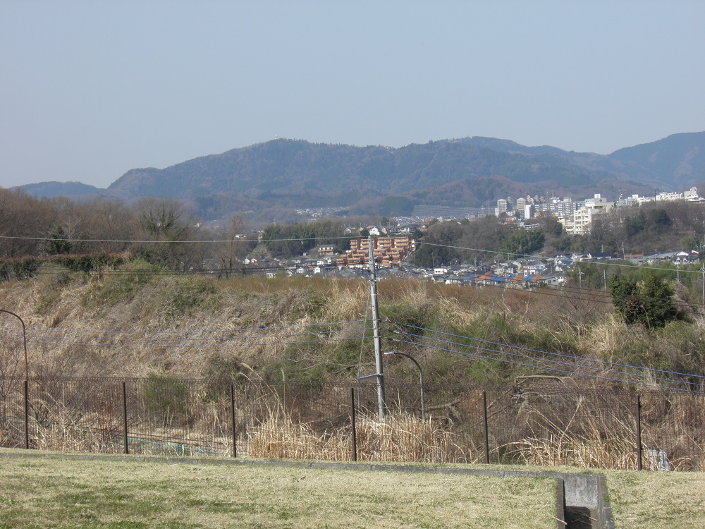 広場最北の場所から見た高尾山