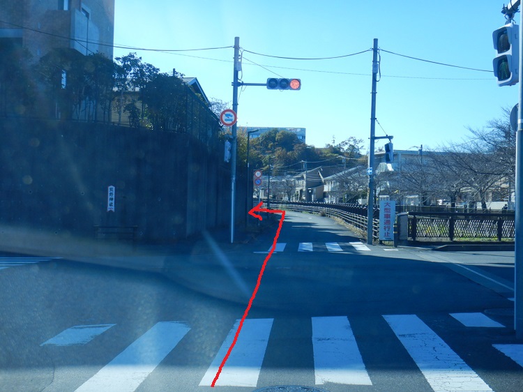 信号機のある交差点を過ぎた左手の道を曲がります。