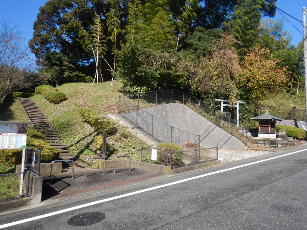 みなみ野毘沙門の丘緑地前に出てきました（足の弱い方は左の階段を上ってください）