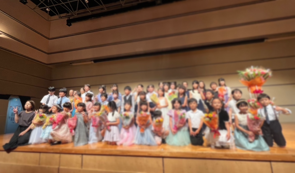 全体写真✨今年も残念ながら集合写真に間に合わなかった生徒さん数名いました🥲本当は椅子と雛壇を出して撮影の予定でしたが、時間の関係で間に合わずごめんなさい😭