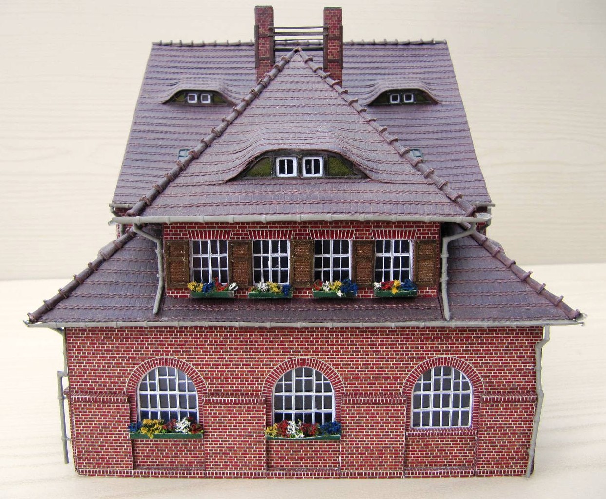 (c) W. Fehse - Biberschwanzkronendeckung des Daches 1:87 (H0)