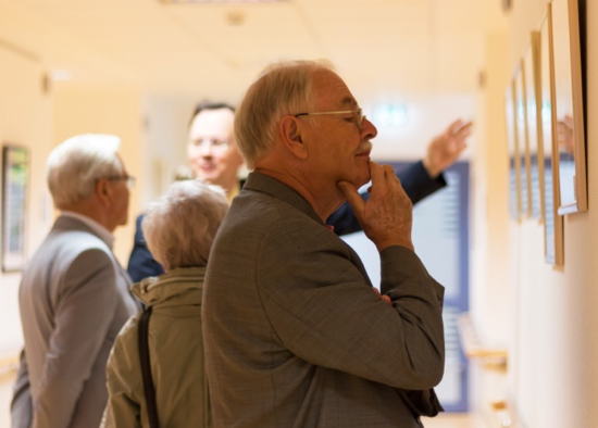 Künstler Rolf Huber als interessierter Gast (re.), dahinter Dr. M. John (Geschäftsführer der Ilm-Kreis-Kliniken)