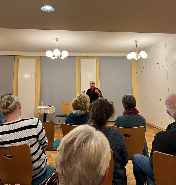 Palliativverein lud zur Veranstaltung "Das Lächeln am Fuße der Bahre"
