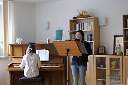 Emilia Kunz (Geige) und Marylou Leffler (Klavier) auf der Ilmenauer Palliativstation