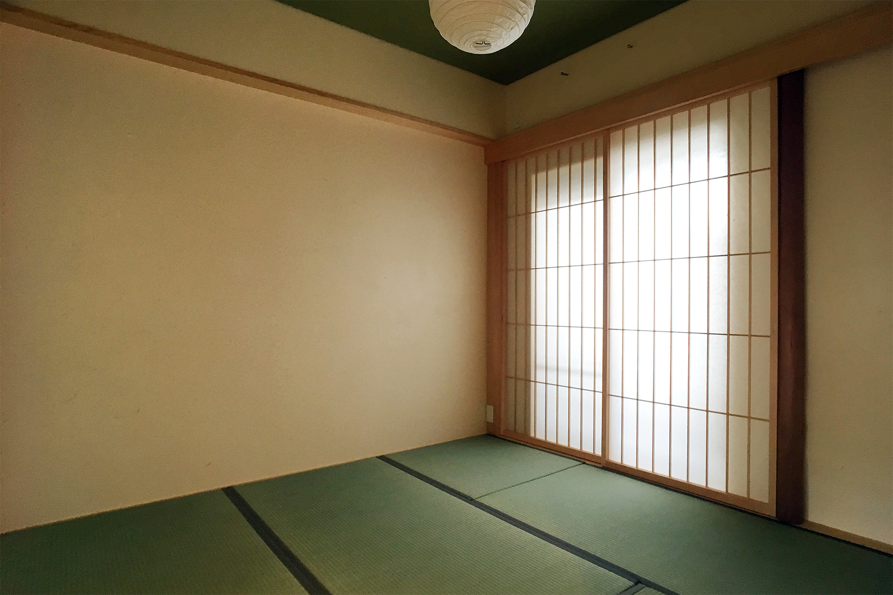 和紙貼り天井と藁スサ入りの漆喰壁の落ち着いた和室