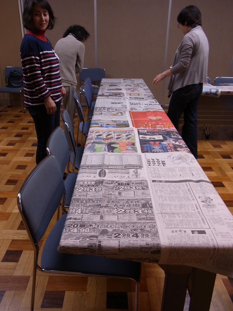 安心の、長テーブル新聞紙巻き