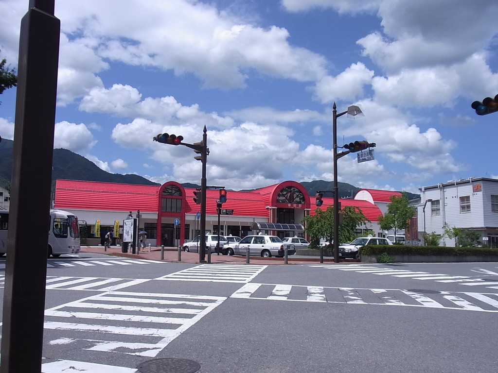 ＪＲ飯田駅。赤いりんごがイメージのかわいい駅舎。