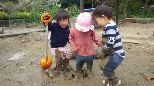 あそび：とろとろの泥の感触味わってます！