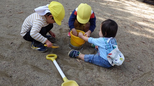 秋晴れの空の下でもまだまだ泥んこ遊び。自分より小さい子には優しく声をかけてくれていました。（2歳児・０歳児）