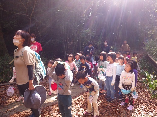 お山に入る前にはご挨拶　「山の神様、お邪魔します」（４歳児・５歳児）