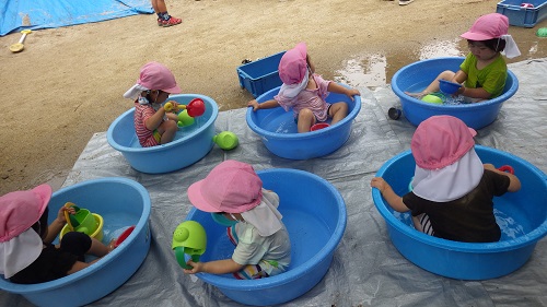 今年最後のプール！たくさん遊んで、顔に水がかかってもへっちゃらになったよ。（1歳児）