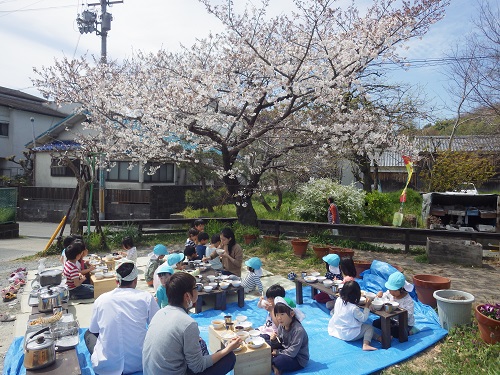 桜の木の下でお昼ご飯を頂きました。