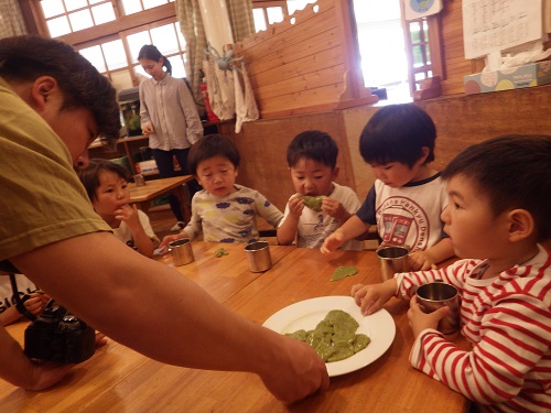 こねこね混ぜて、丸めて、茹でて頂きました。かすかなヨモギの味も感じられ、「おかわり！」と手をのばす子ども達。